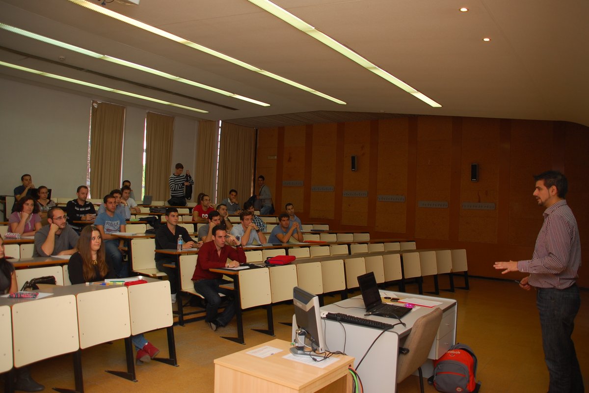 Dando clase en la Universidad de Alicante